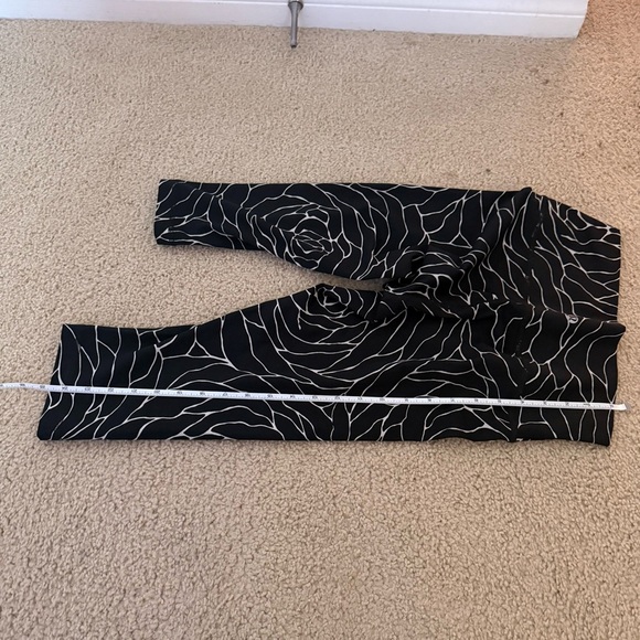 lululemon athletica Black and White Pattern Cropped Leggings - Picture 4 of 10